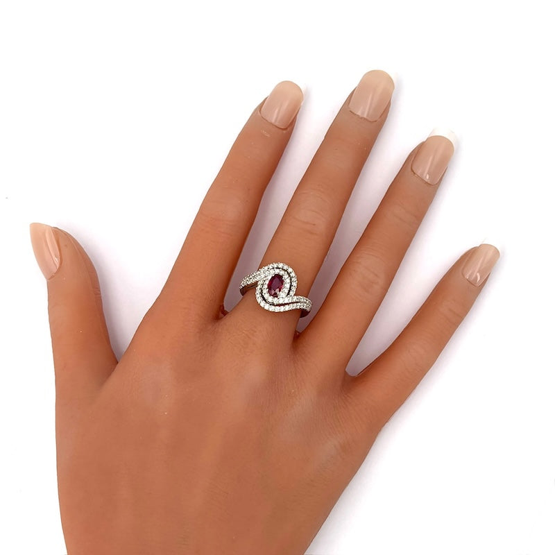 Anello margherita rubino, doppio giro di brillanti e oro ; 6.31 gr