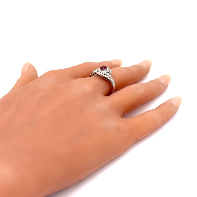 Anello margherita rubino, doppio giro di brillanti e oro ; 6.31 gr