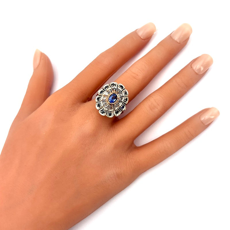 Anello margherita toppa vintage zaffiro e diamanti; 6.38 gr