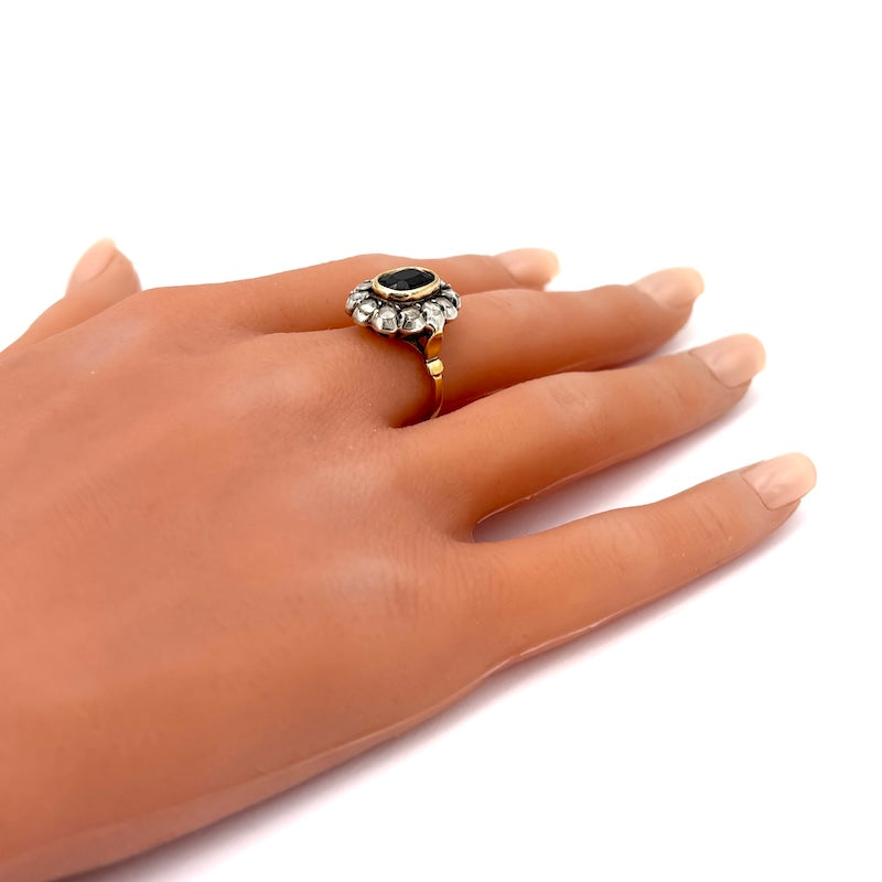 Anello margherita vintage zaffiro e diamanti; 6.84 gr