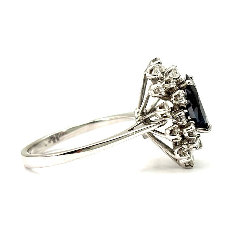 Anello margherita zaffiro e doppio giro di brillanti ; 4.30 gr