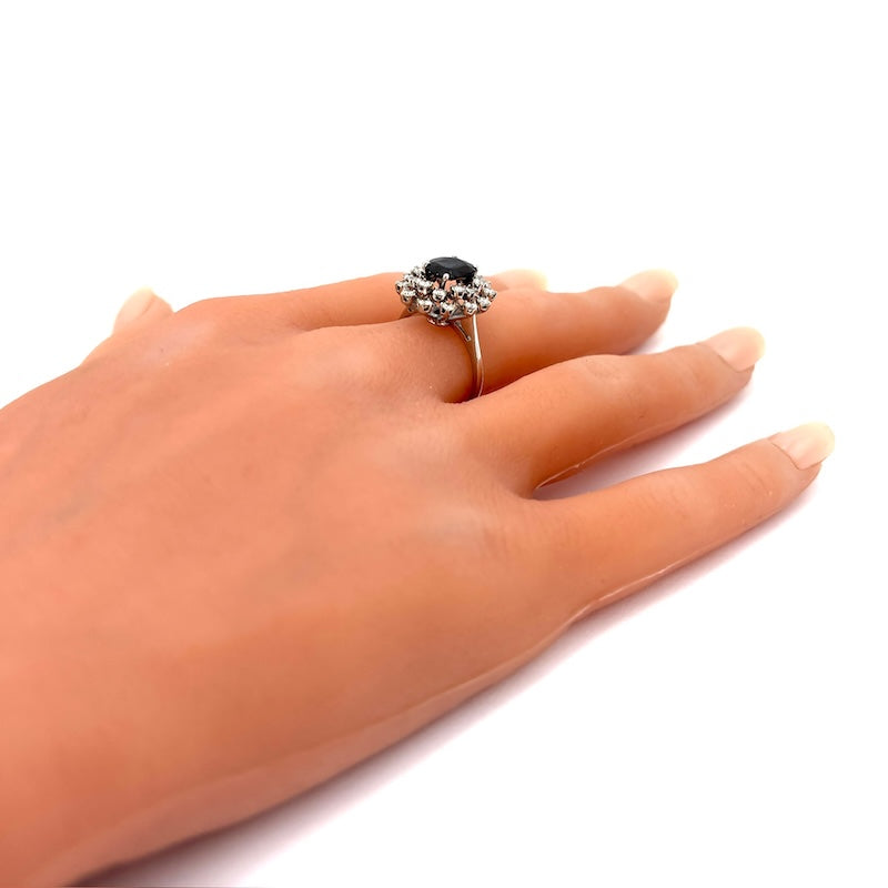 Anello margherita zaffiro e doppio giro di brillanti ; 4.30 gr