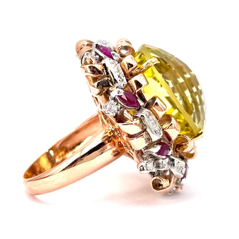 Anello maxi cupola, quarzo lemon, rubini e brillanti, oro; 26.24 gr
