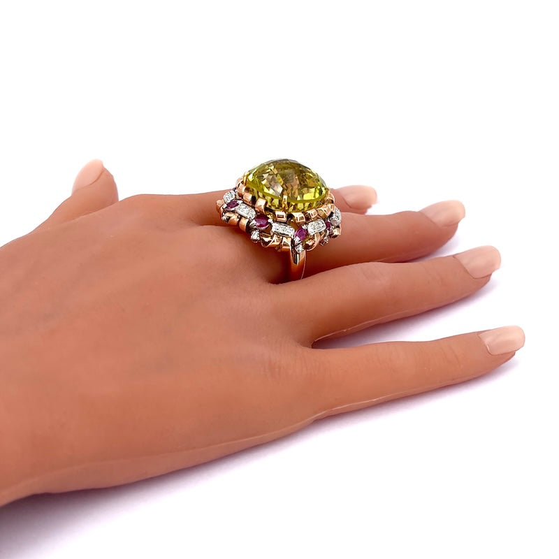 Anello maxi cupola, quarzo lemon, rubini e brillanti, oro; 26.24 gr