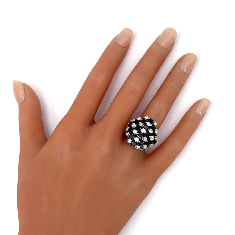 Anello maxi toppa zaffiri e brillanti, oro bianco; 12.97 gr