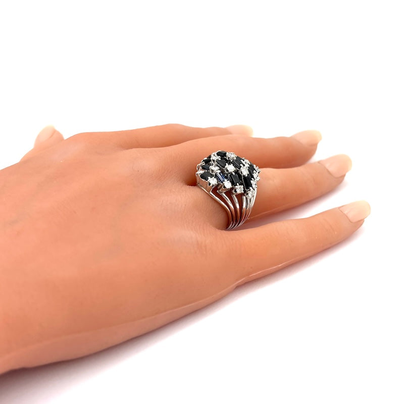 Anello maxi toppa zaffiri e brillanti, oro bianco; 12.97 gr