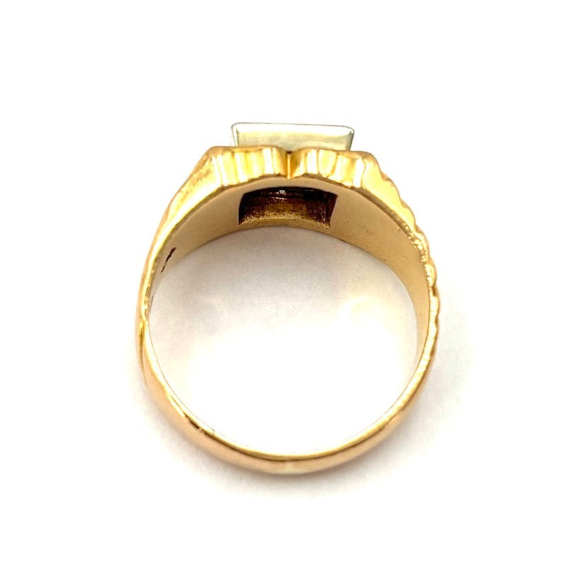 Anello mignolo uomo, chevalier squadrato, brillante solitario e oro; 7.87 gr