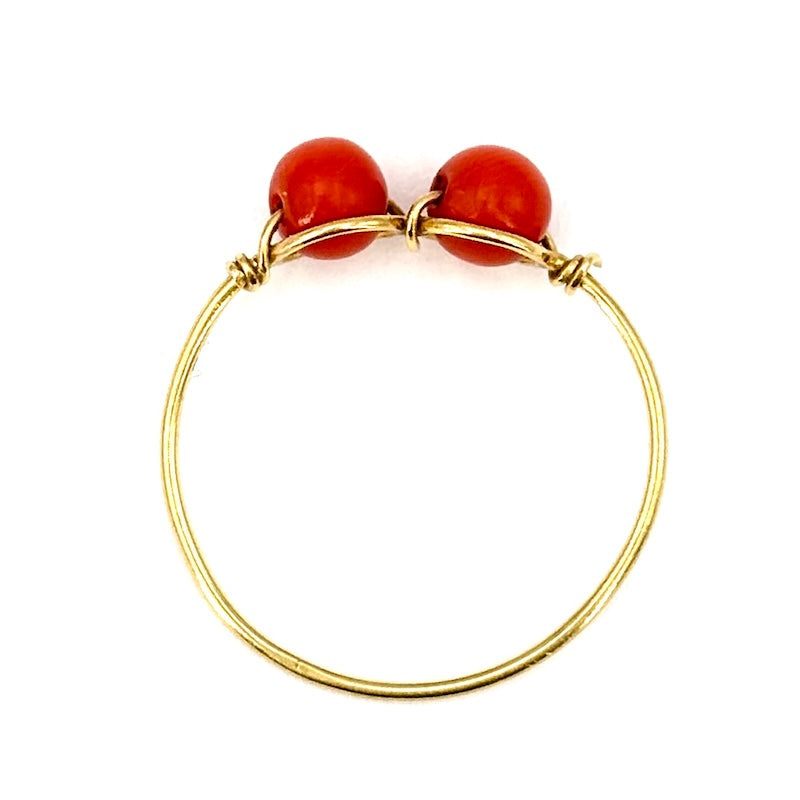 Anello palline corallo e filo oro giallo; 0.93 gr