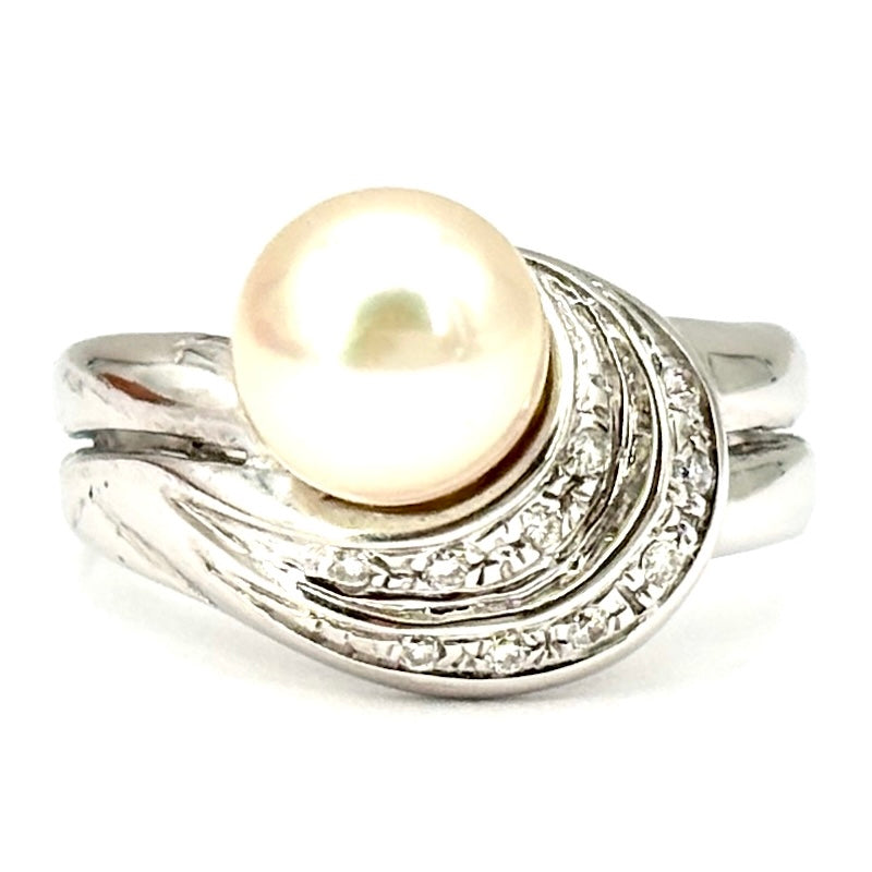 Anello perla Akoya, oro bianco e brillanti; 3.58 gr