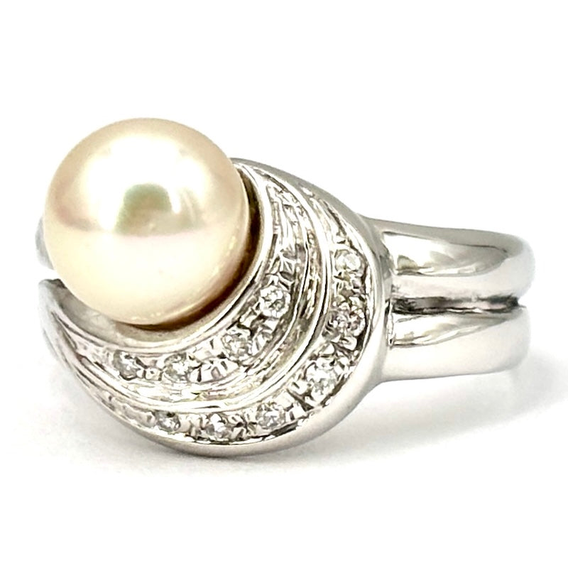 Anello perla Akoya, oro bianco e brillanti; 3.58 gr