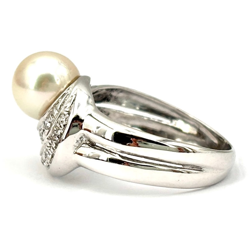 Anello perla Akoya, oro bianco e brillanti; 3.58 gr