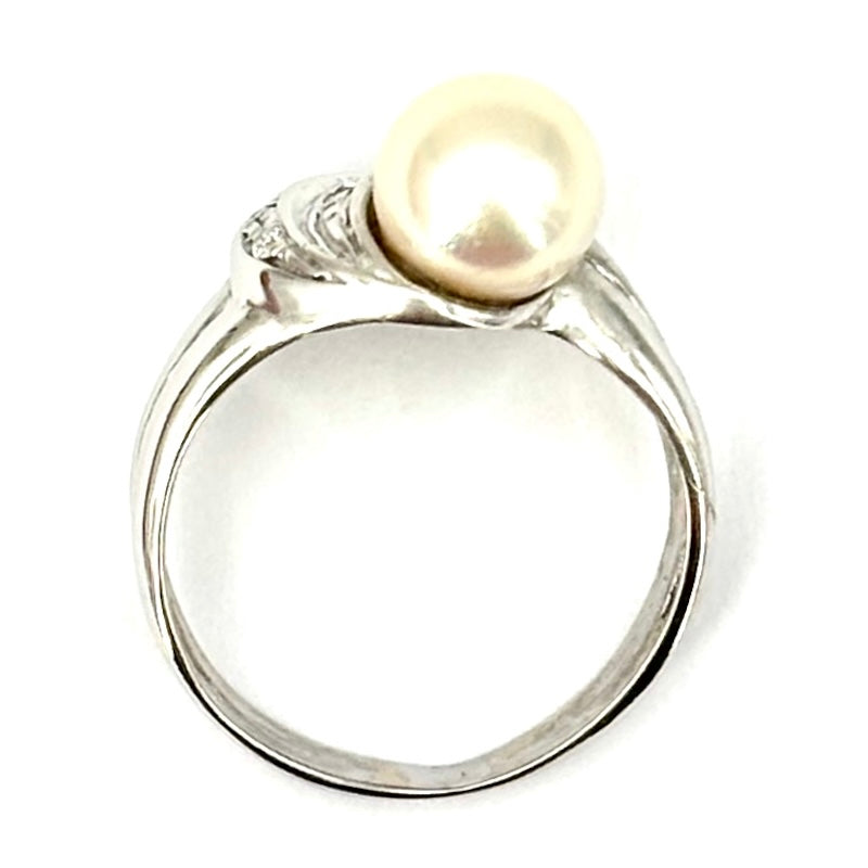 Anello perla Akoya, oro bianco e brillanti; 3.58 gr