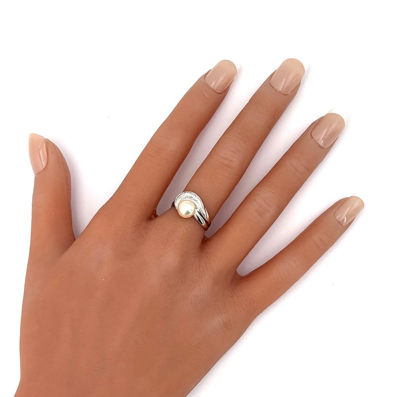 Anello perla Akoya, oro bianco e brillanti; 3.58 gr