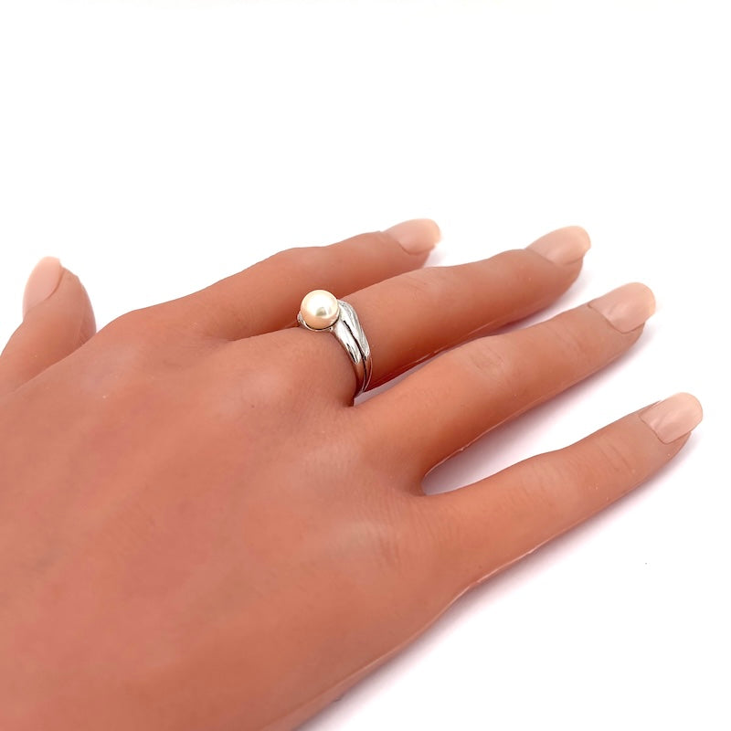 Anello perla Akoya, oro bianco e brillanti; 3.58 gr