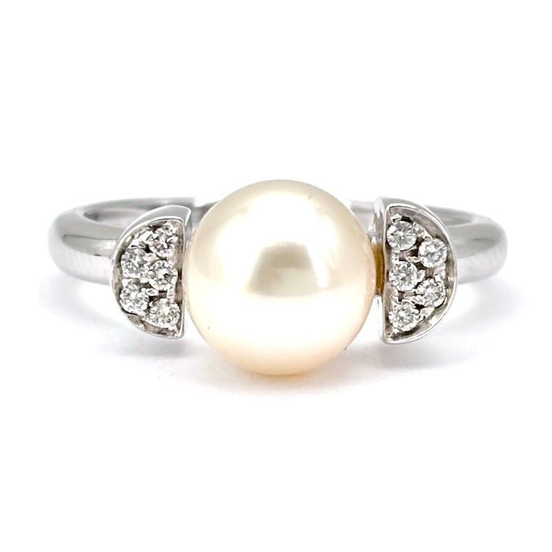 Anello perla Akoya, oro bianco e brillanti; 4.17 gr