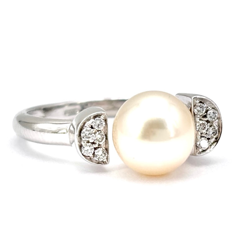Anello perla Akoya, oro bianco e brillanti; 4.17 gr