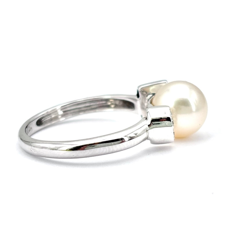 Anello perla Akoya, oro bianco e brillanti; 4.17 gr