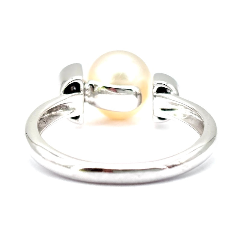 Anello perla Akoya, oro bianco e brillanti; 4.17 gr