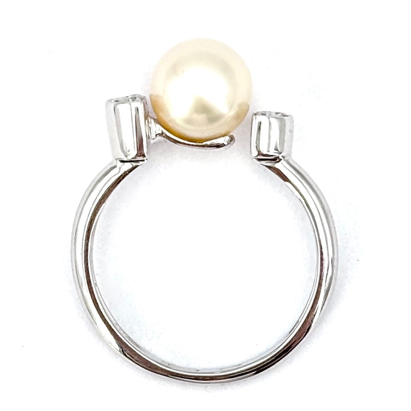 Anello perla Akoya, oro bianco e brillanti; 4.17 gr