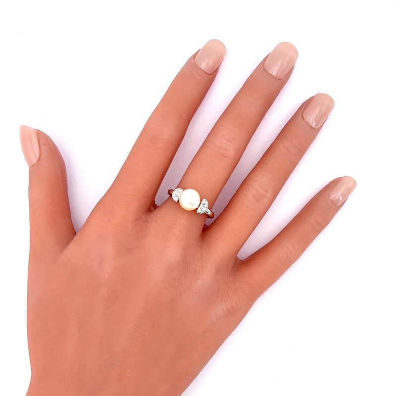 Anello perla Akoya, oro bianco e brillanti; 4.17 gr