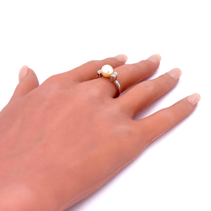 Anello perla Akoya, oro bianco e brillanti; 4.17 gr