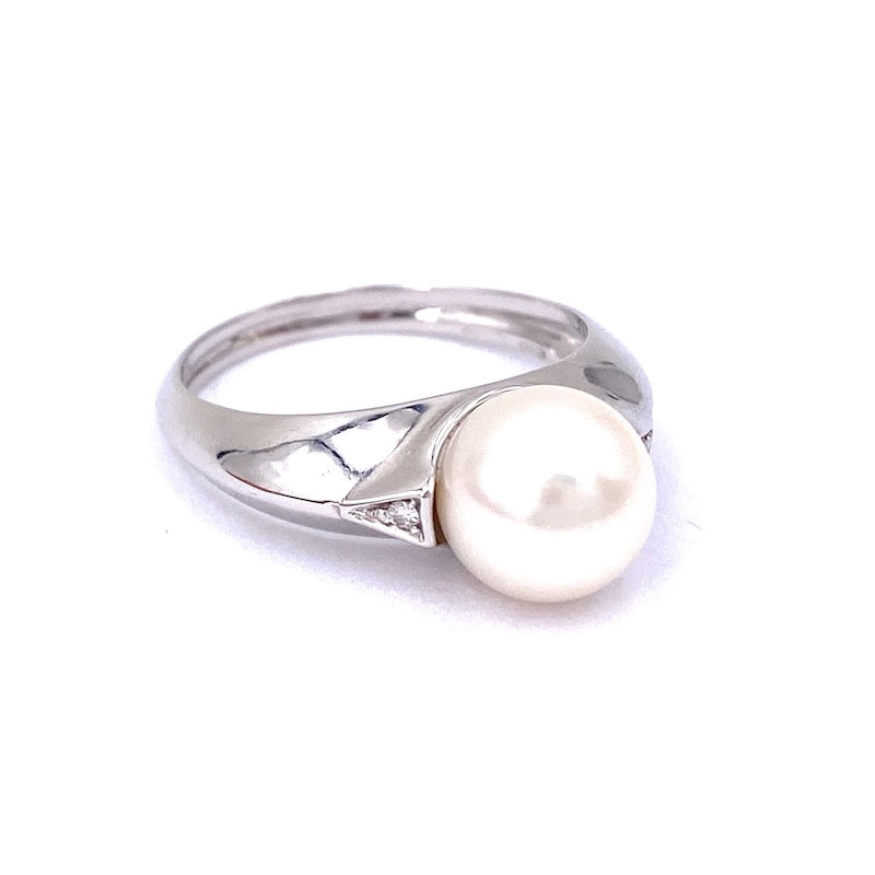 Anello perla, oro bianco e brillantini; 3.98 gr