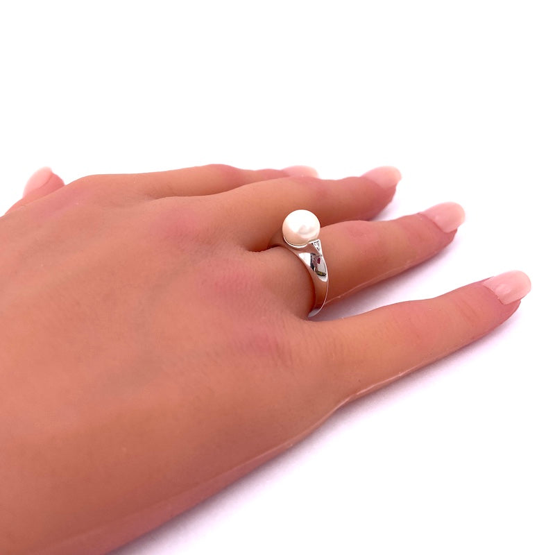 Anello perla, oro bianco e brillantini; 3.98 gr