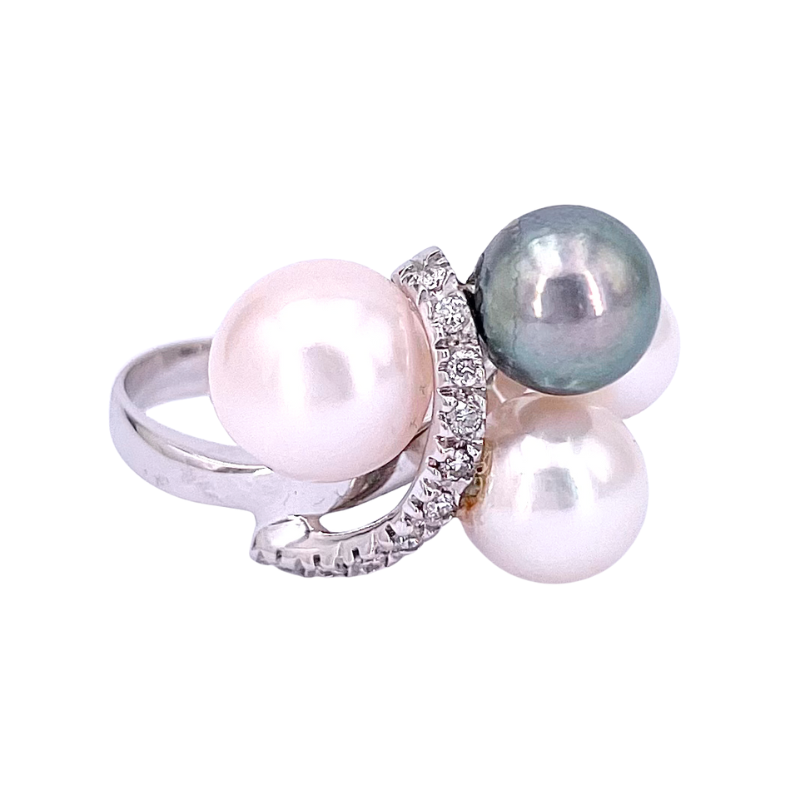 Anello perle bianche e grey, brillanti e oro bianco; 28.5 gr