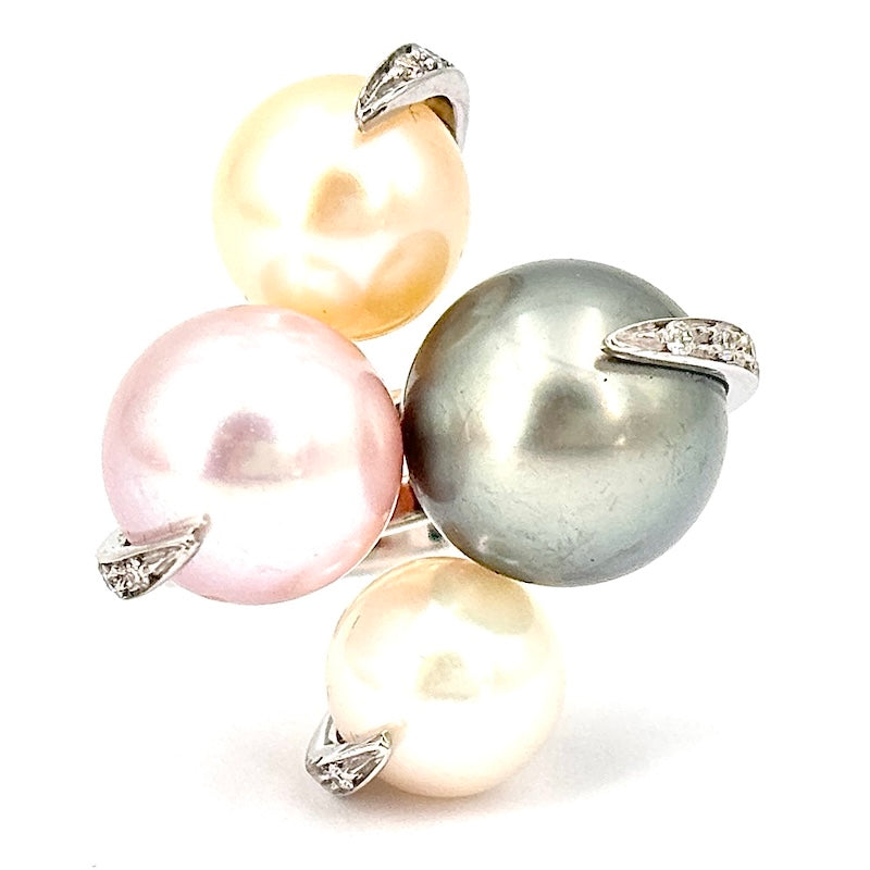 Anello perle multicolor, brillanti e oro bianco; 13.55 gr