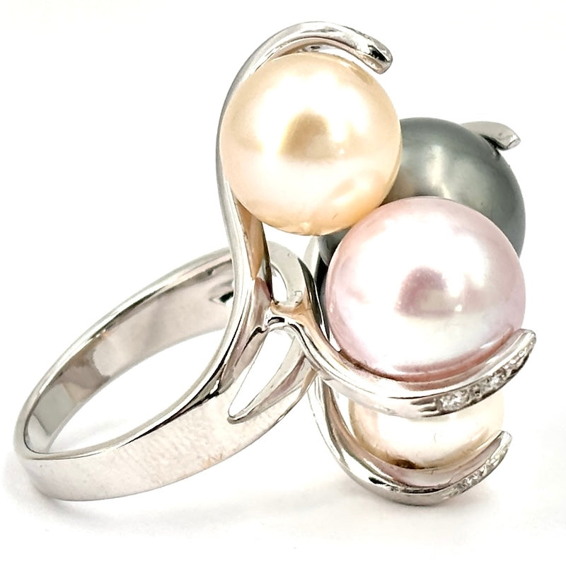 Anello perle multicolor, brillanti e oro bianco; 13.55 gr