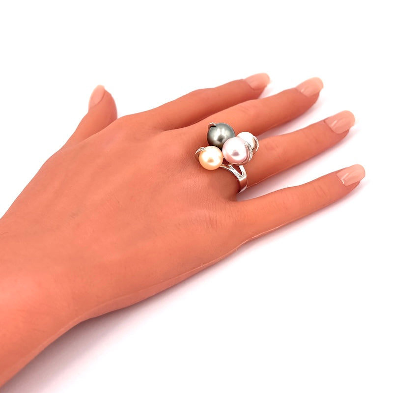 Anello perle multicolor, brillanti e oro bianco; 13.55 gr