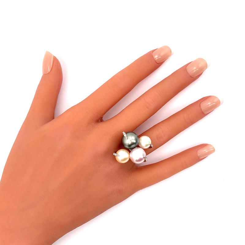 Anello perle multicolor, brillanti e oro bianco; 13.55 gr