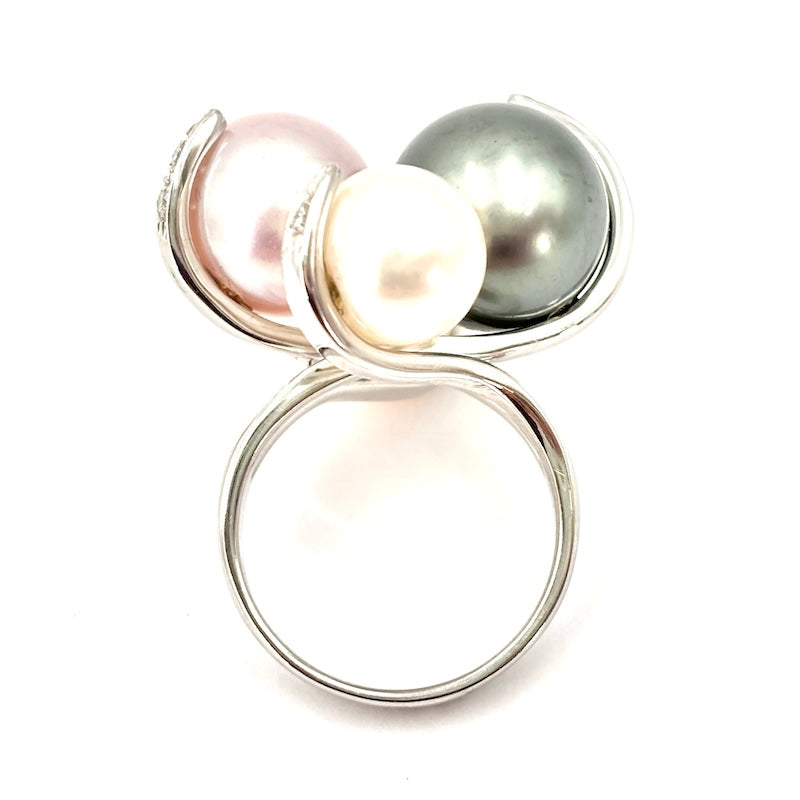Anello perle multicolor, brillanti e oro bianco; 13.55 gr