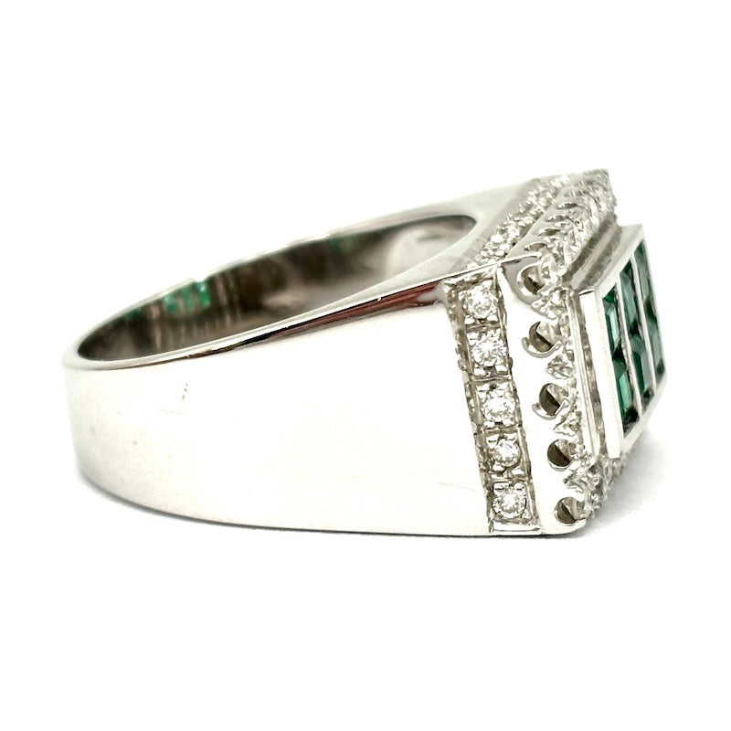 Anello ponte/fascia squadrata smeraldi carrè e brillanti, oro bianco; 9.64 gr - OCCASIONE!
