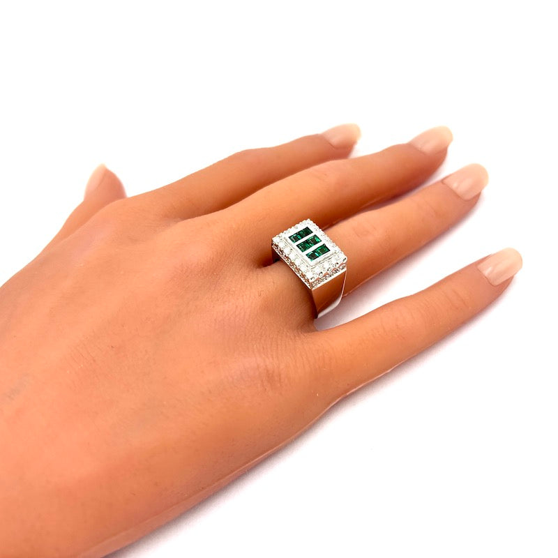 Anello ponte/fascia squadrata smeraldi carrè e brillanti, oro bianco; 9.64 gr - OCCASIONE!