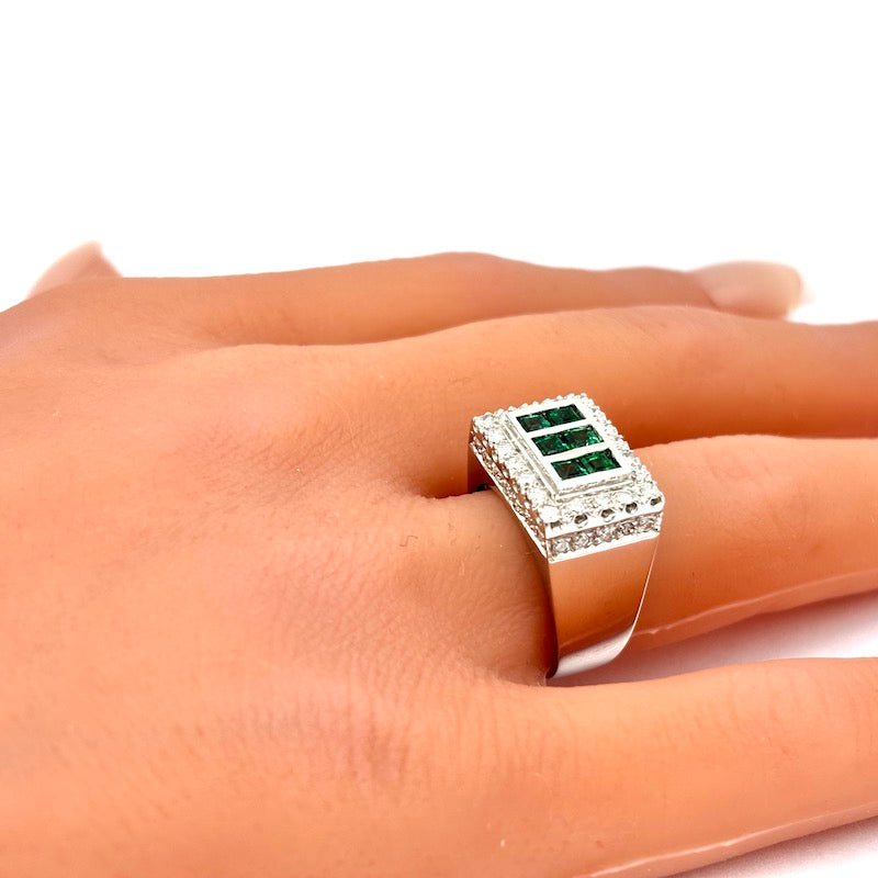 Anello ponte/fascia squadrata smeraldi carrè e brillanti, oro bianco; 9.64 gr - OCCASIONE!