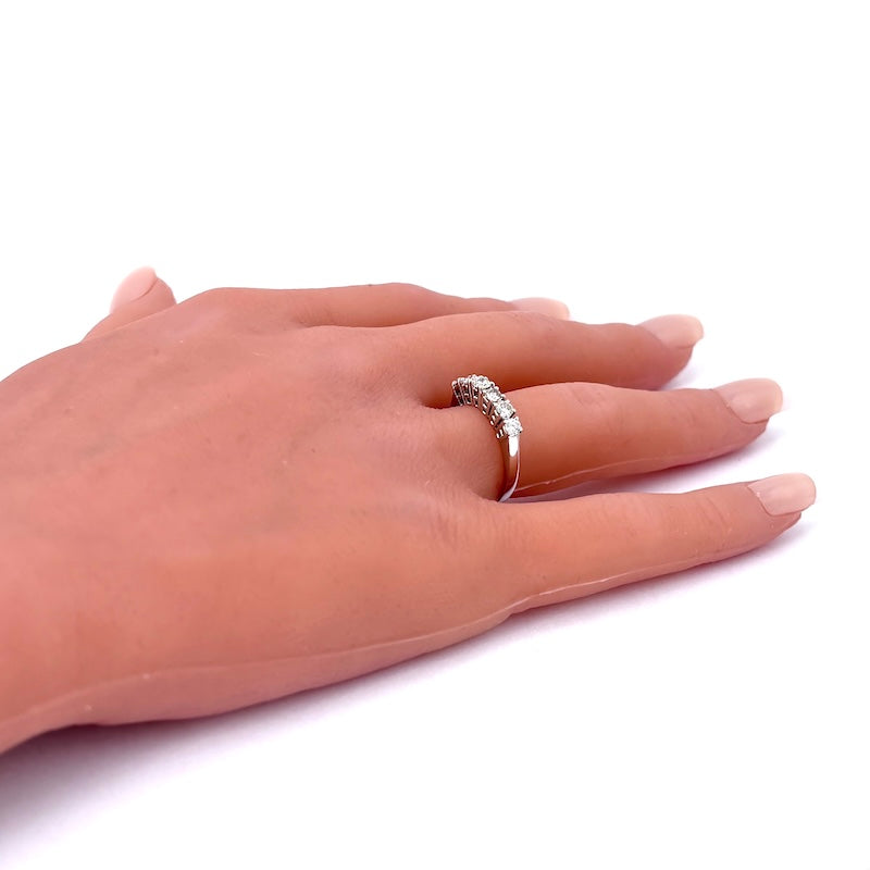 Anello riviera brillanti e oro bianco - 0.48 ct; 3.23 gr