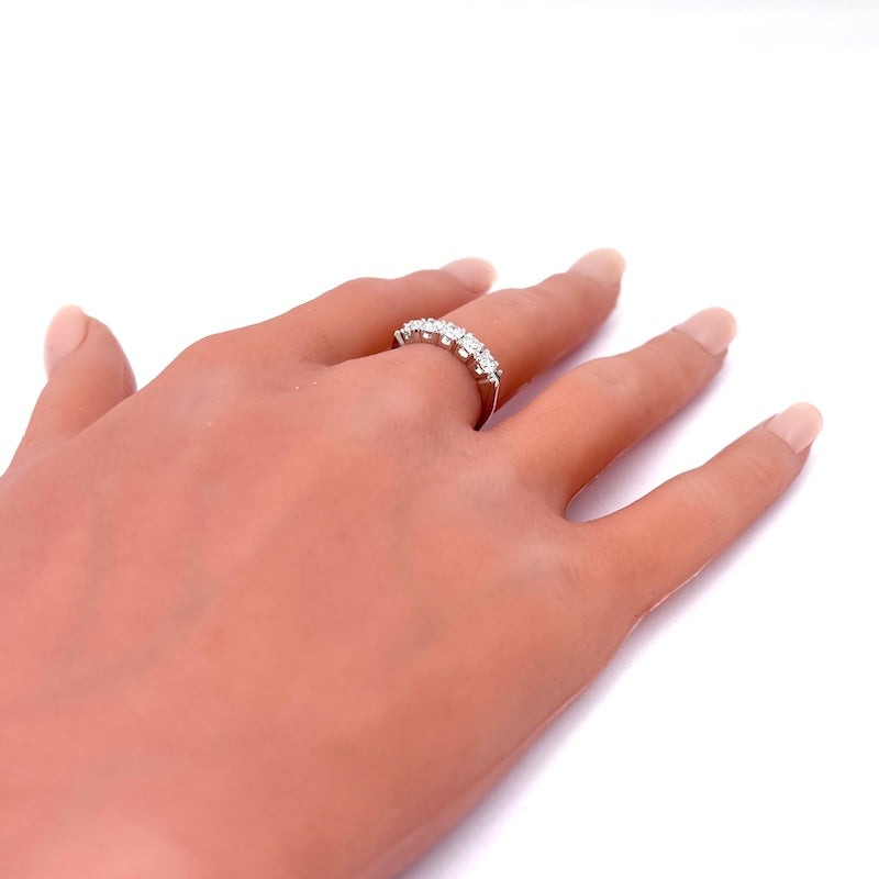 Anello riviera brillanti e oro bianco - 0.81 ct; 4.45 gr