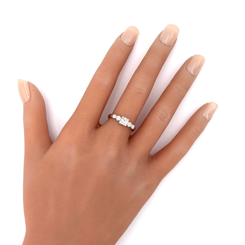 Anello riviera composta di diamanti e oro - 0.40-0.45 ct; 2.89 gr