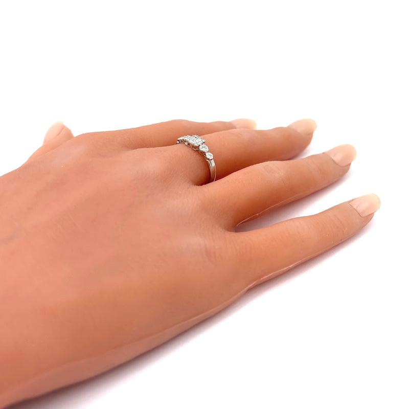 Anello riviera composta di diamanti e oro - 0.40-0.45 ct; 2.89 gr