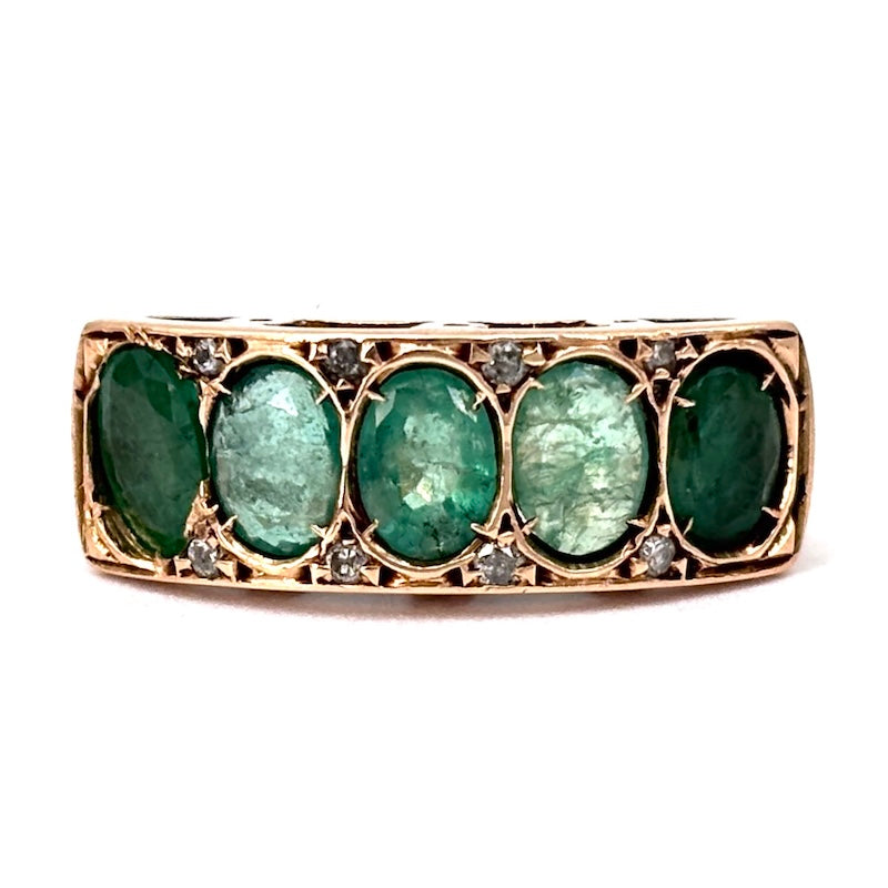 Anello riviera in stile smeraldi, diamantini e oro; 3.96 gr