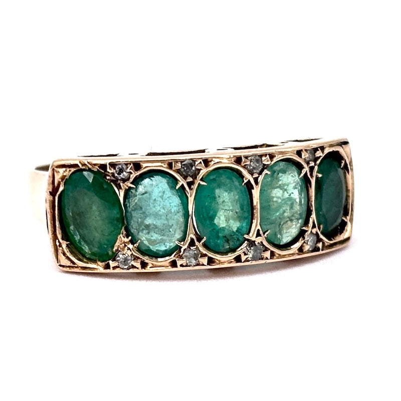 Anello riviera in stile smeraldi, diamantini e oro; 3.96 gr
