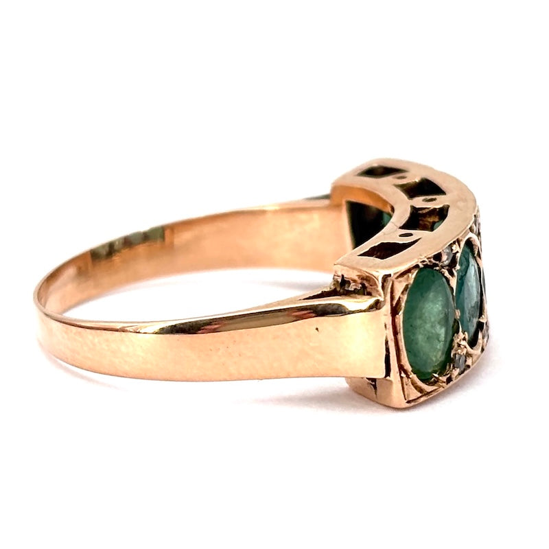 Anello riviera in stile smeraldi, diamantini e oro; 3.96 gr