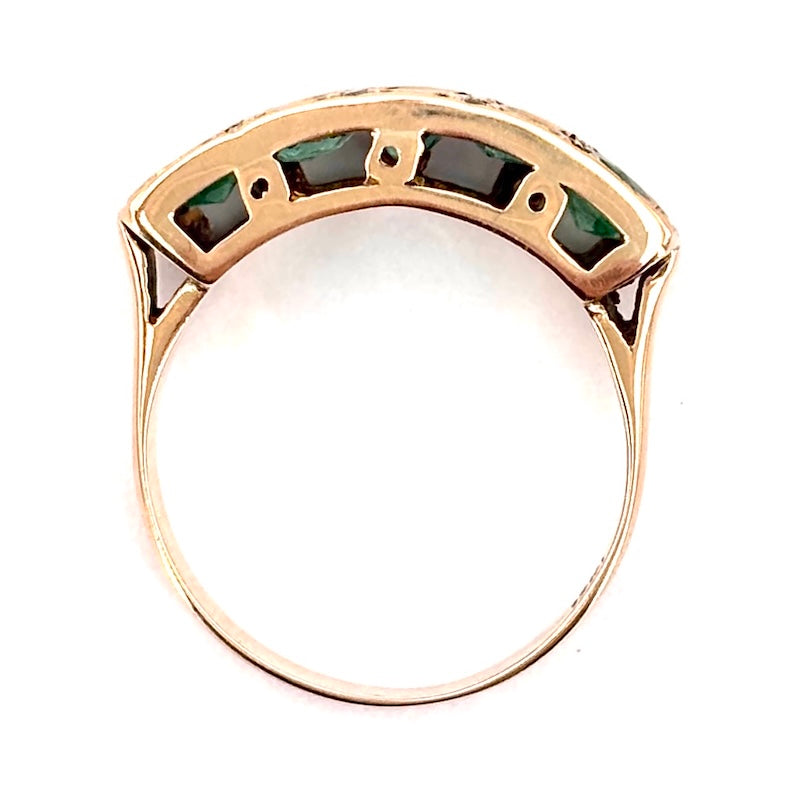 Anello riviera in stile smeraldi, diamantini e oro; 3.96 gr