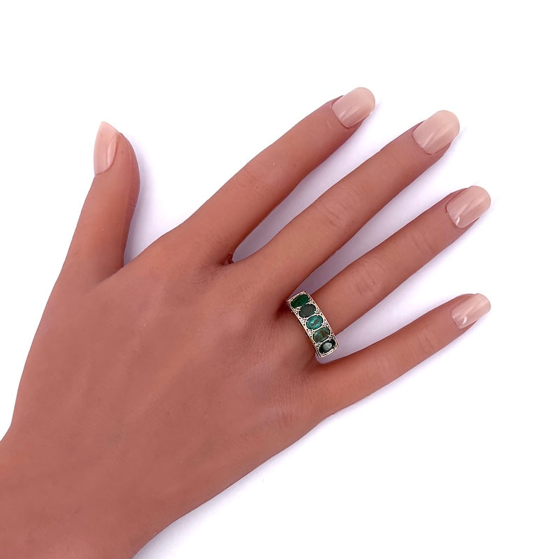 Anello riviera in stile smeraldi, diamantini e oro; 3.96 gr