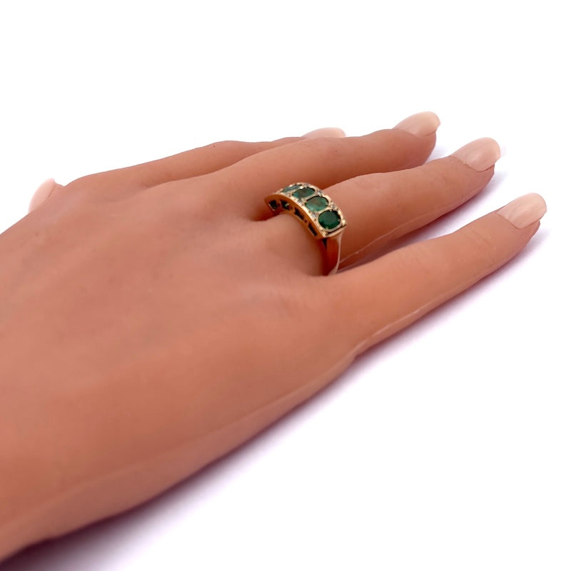 Anello riviera in stile smeraldi, diamantini e oro; 3.96 gr