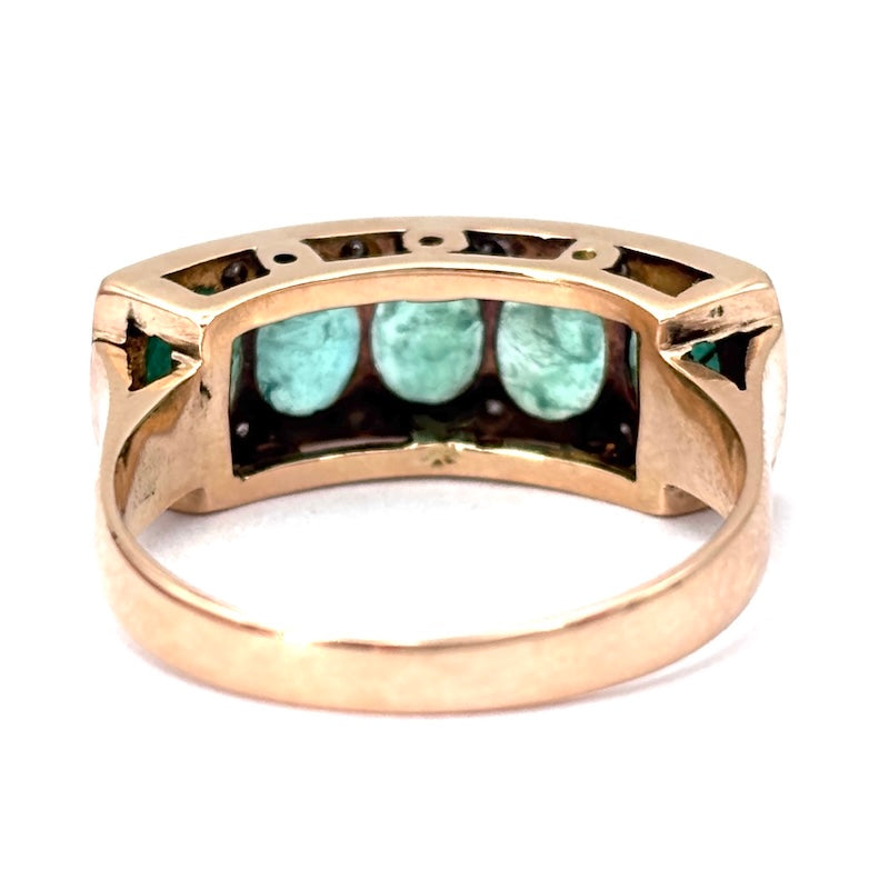 Anello riviera in stile smeraldi, diamantini e oro; 3.96 gr