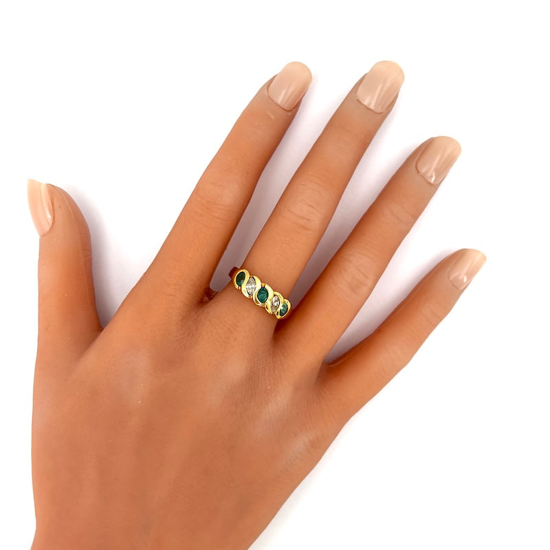 Anello riviera smeraldi, brillanti e oro giallo; 4.81 gr