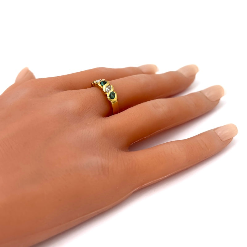Anello riviera smeraldi, brillanti e oro giallo; 4.81 gr