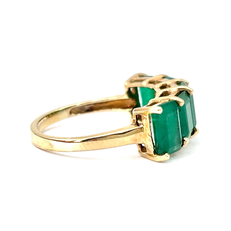 Anello riviera smeraldi squadrati e oro giallo;  3.35 gr